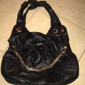 GUSTTO Black leather bag with gold chain